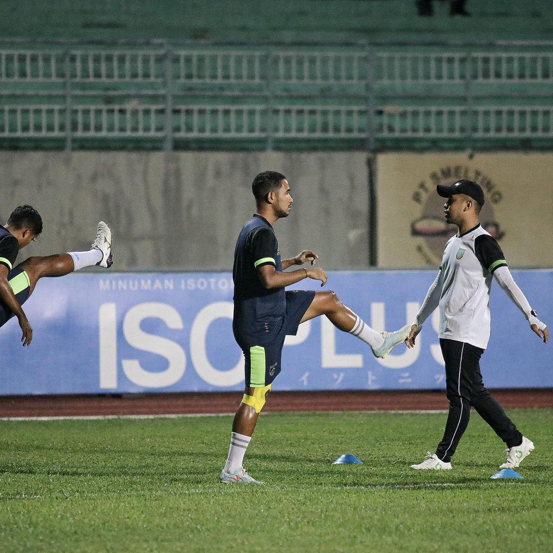 Para-pemain-saat-menjalani-latihan-di-Stadion-Gelora-Joko-Samudro.jpg