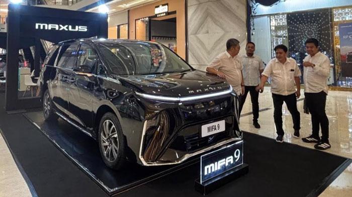 Para-perwakilan-Maxus-Indonesia-meninjau-unit-MPV-listrik-premium-Maxus-MIFA-9.jpg