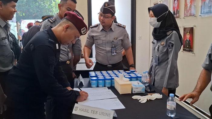Para-petugas-Rutan-Kelas-1-Surabaya-di-Medaeng-Sidoarjo-dites-urine-mendadak.jpg