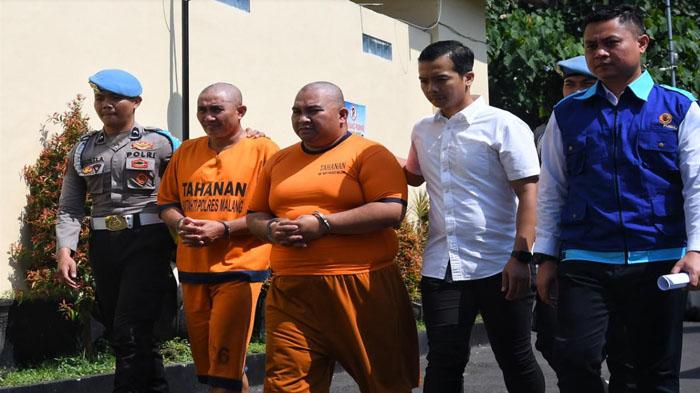 Para-tersangka-diamankan-saat-ungkap-kasus-tindak-pidana-pungutan-liar-dalam-pengurusan-dokumen.jpg