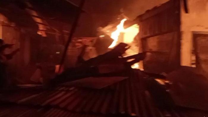 Pasar-Baru-Kamal-Bangkalan-Madura-terbakar-hebat.jpg