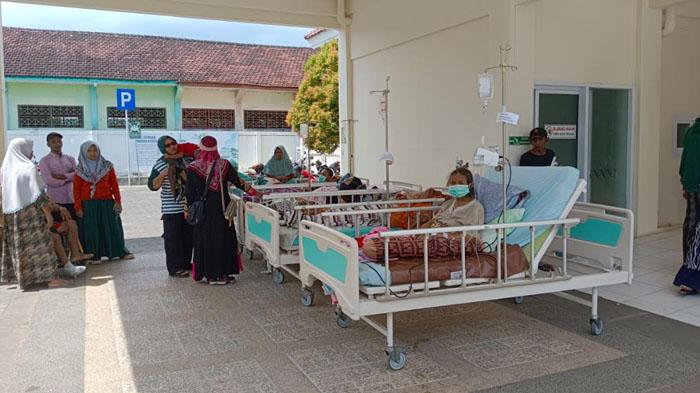 Pasien-dievakuasi-keluar-karena-gempa-di-Pulau-Bawean-Gresik.jpg
