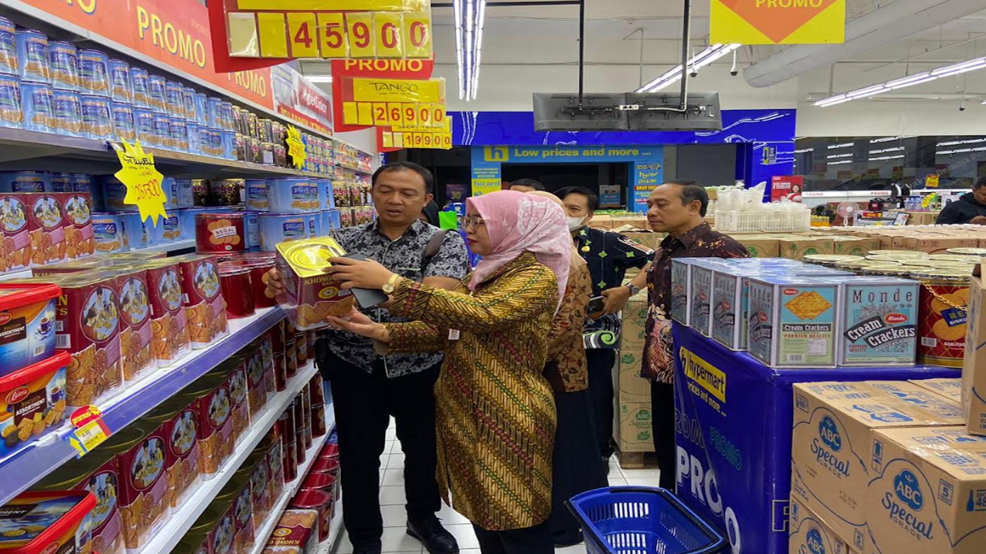 Begini Hasil Monitoring Petugas Gabungan di Swalayan Ponorogo, Ada Produk Kedaluwarsa: Harus Ditarik