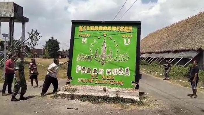 Patuhi Kesepakatan, Pagar Nusa Jember Sukarela Robohkan Tugu Perguruan di Kecamatan Ajung