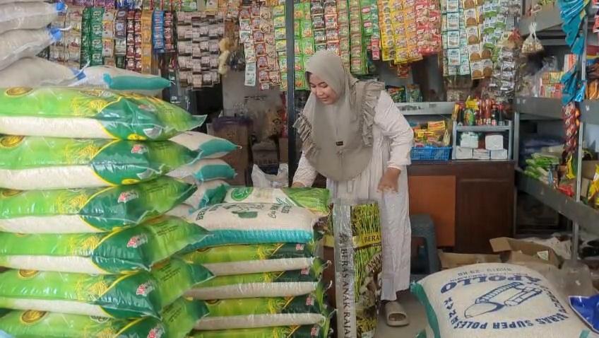 Pedagang-Beras-di-Kecamatan-Geger-Kabupaten-Madiun-soal-isu-beras-oplosan.jpg