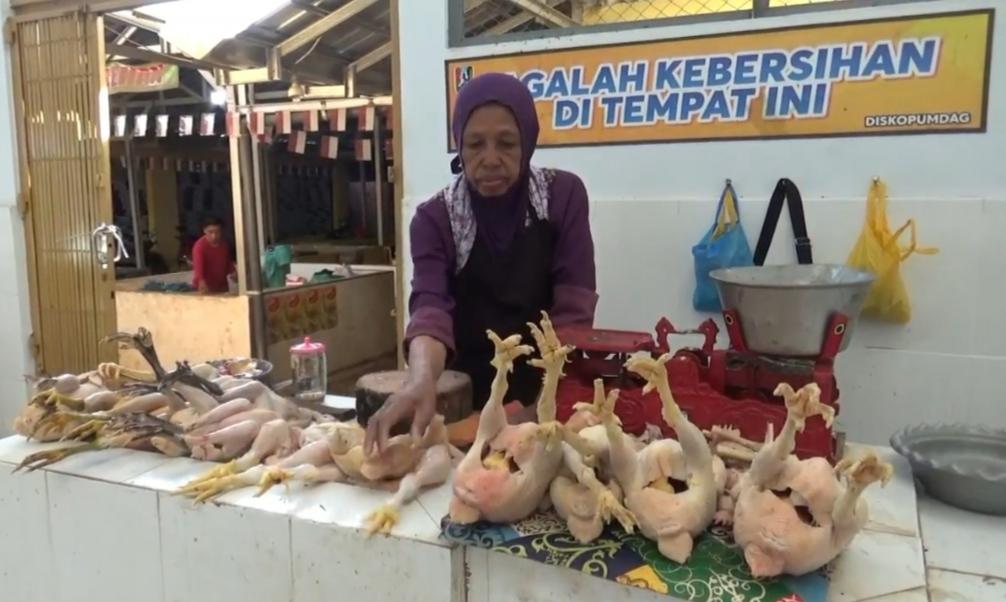 Pedagang-ayam-di-pasar-baru-tuban-Jumat-2842023.jpg