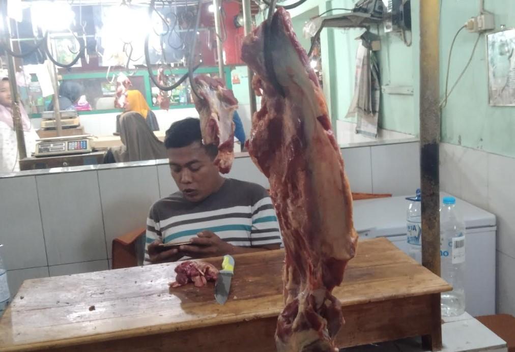 Pedagang-daging-sapi-di-Pasar-Mimbaan-Situbondo.jpg