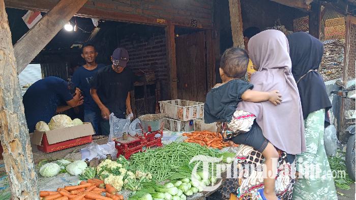 Pedagang-sayuran-di-pasar-tradisional-Kabupaten-Kediri-ilustrasi-harga-cabai.jpg