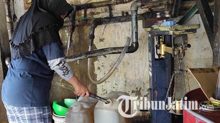 Pegawai-Toko-Kali-Jaya-Kota-Blitar-layani-pembeli-minyak-goreng-curah-ilustrasi-minyak-goreng-curah.jpg
