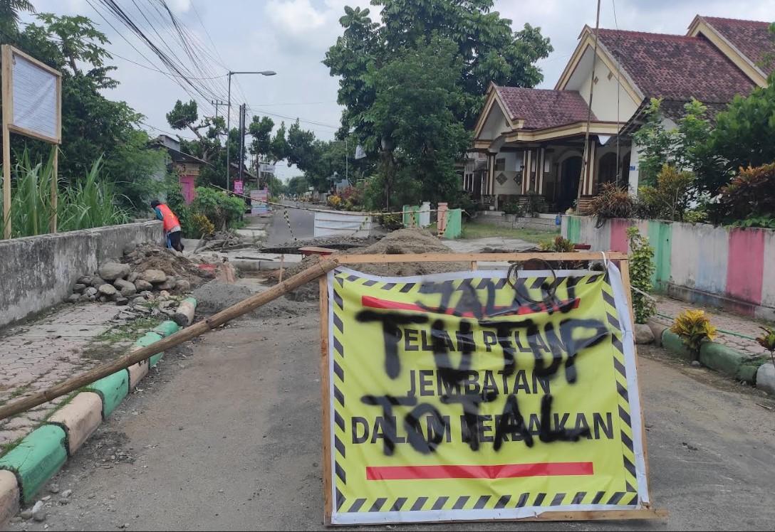 Setelah 6 Bulan Ambrol, Jembatan Jalan Cipemali Blitar Mulai Dibenahi, Target Selesai Desember 2025