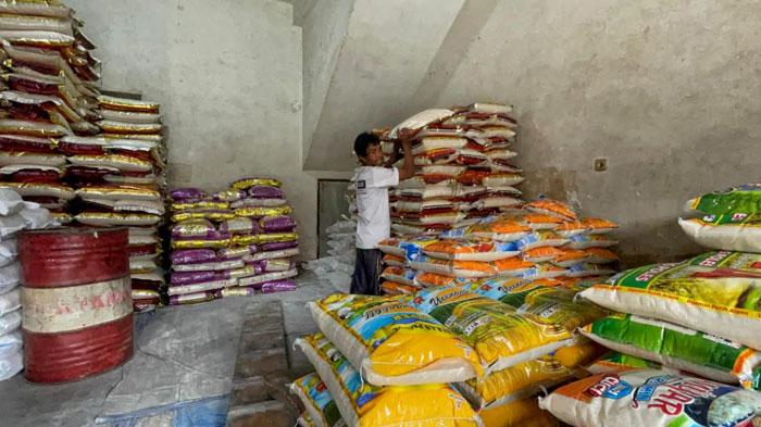 Pekerja-menata-beras-jenis-premium-di-Toko-Surya-Kusuma-Kota-Malang.jpg