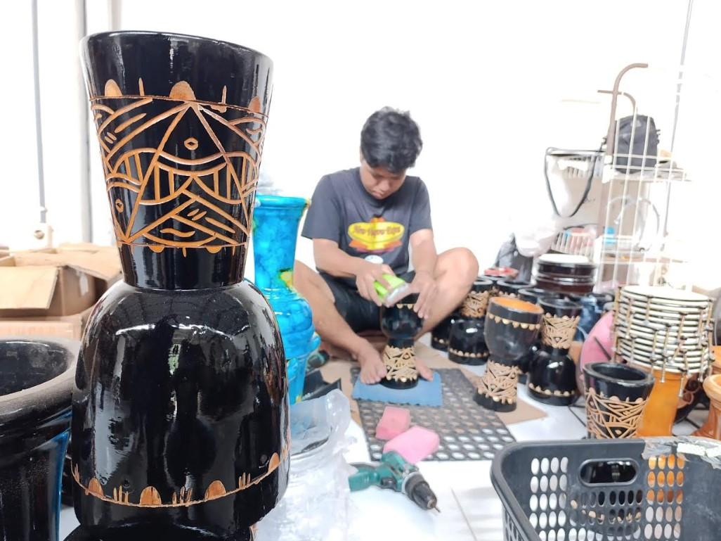 Pekerja-sedang-memproduksi-kendang-jimbe-di-tempat.jpg