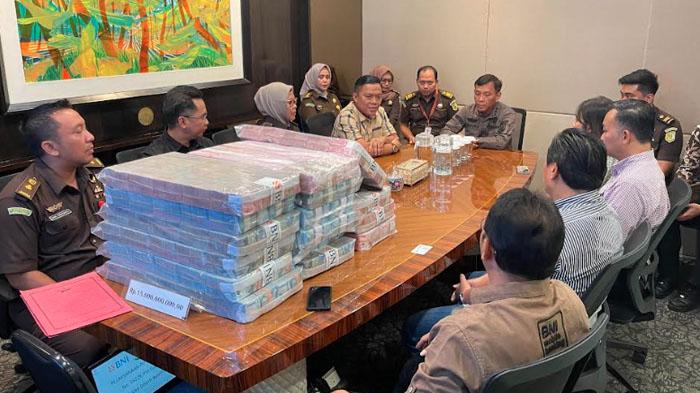 Pelaksanaan-penyerahan-uang-Rp-15-miliar-yang-merupakan-barang-bukti-Wahyu-Kenzo.jpg