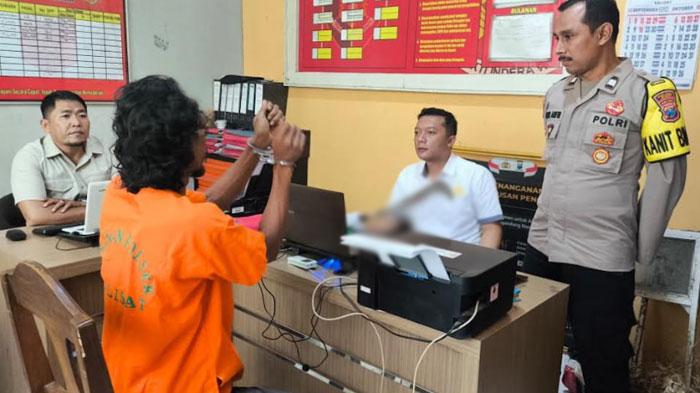Pelaku-Pembacokan-saat-diinterogasi-Penyidik-di-Mapolsek-Kalisat-Jember.jpg