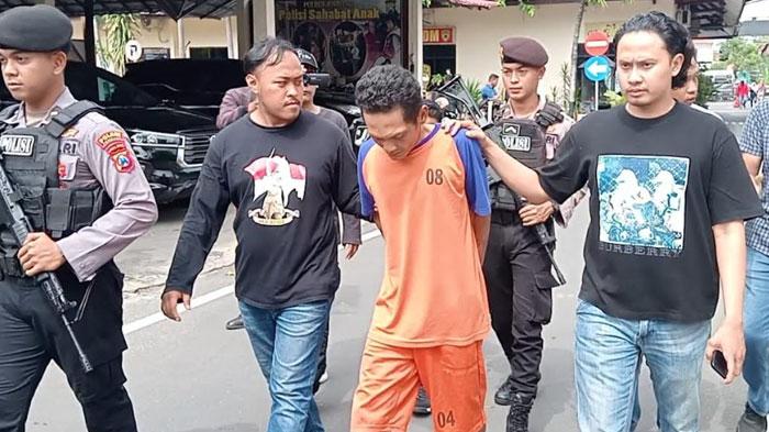Pelaku-mutilasi-Eko-Fitrianto-diborgol-dan-menggunakan-baju-tahanan.jpg