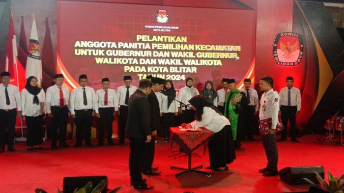Pelantikan-anggota-PPK-Pilkada-Kota-Blitar-2024-di-Amphiteater-Perpustakaan-Proklamator-Bung-Karno.jpg