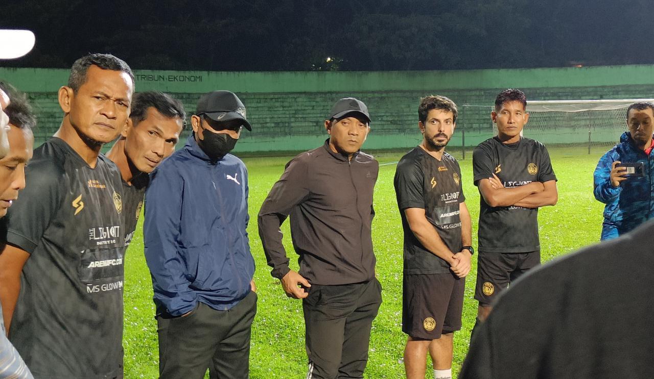 Pelatih-Arema-FC-Joko-Susilo-bersama-dengan-caretaker-Arema-FC-I-Putu-Gede.jpg