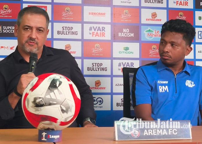 Pelatih-Arema-FC-Marcos-Santos-dan-Pemain-Arema-FC-Rifad-Marasabessy-saat-jumpa-pers-november.jpg