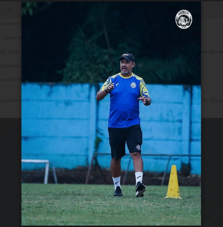 Pelatih-Arema-FC-Marcos-Santos-saat-memberikan-instruksi.jpg