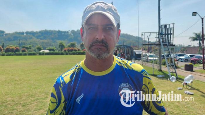 Pelatih-Arema-FC-Marcos-Santos-usai-jalani-latihan-di-Lapangan-ARG-Soccer-Field-Lawang-Malang-2025.jpg