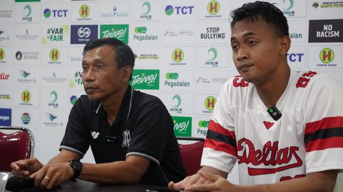 Pelatih-Deltras-FC-Widodo-Cahyono-Putro-kiri-dan-perwakilan-pemain-Panggih-Prio-saat.jpg