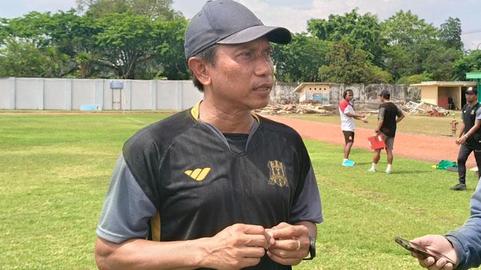 Pelatih-Deltras-FC-Widodo-Cahyono-Putro-setelah-latihan-tim-persiapan-menjamu-PSIS-Semarang-2025.jpg