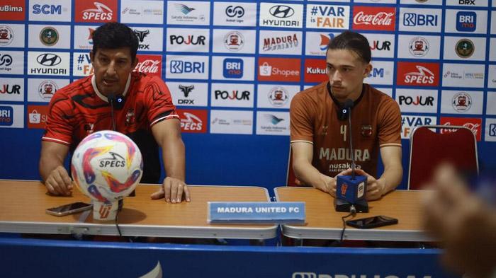 Pelatih-Madura-United-Alfredo-Vera-dan-Pemain-Madura-United-Jordy-Wehrmann-2025.jpg