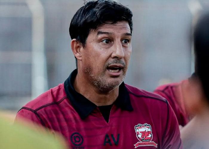 Pelatih-Madura-United-Alfredo-Vera-memimpin-latihan-tim-2025-tak-lagi-menjadi-pelatih-kepala.jpg
