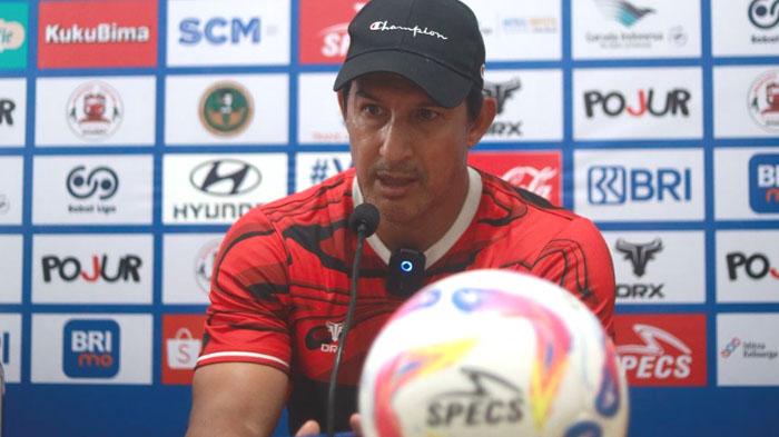 Pelatih-Madura-United-Alfredo-Vera-saat-jumpa-pers-jelang-laga-Madura-United-vs-Borneo-FC-2025.jpg