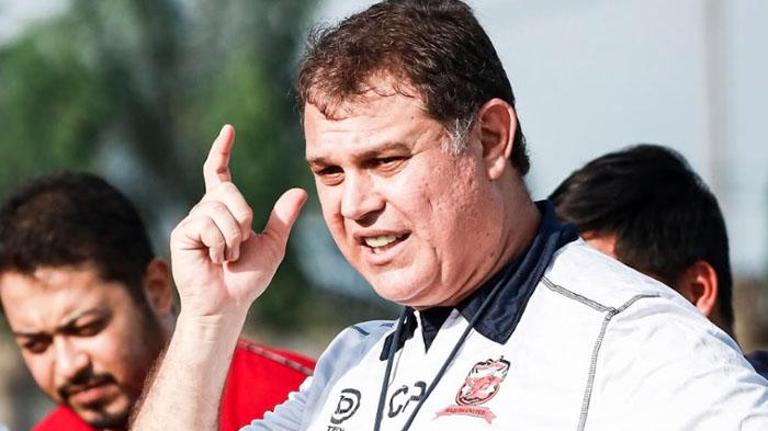 Pelatih-Madura-United-Carlos-Parreira-memimpin-latihan-tim-di-Stadion-Gelora-Bangkalan-lawan-persib.jpg