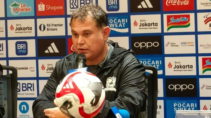 Pelatih-Madura-United-Carlos-Parreira-saat-jumpa-pers-pasca-pertandingan-menghadapi-Persija.jpg