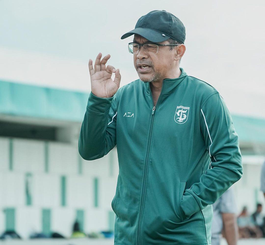 Pelatih-Persebaya-Aji-Santoso-saat-memberi-instruksi-ke-pemain.jpg