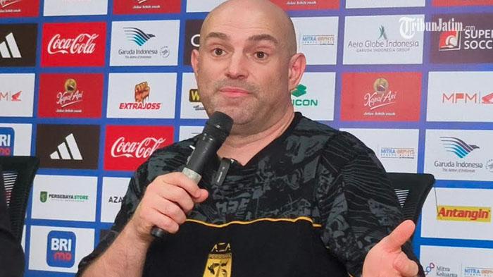 Pelatih-Persebaya-Bernardo-Tavares-saat-jumpa-pers.jpg