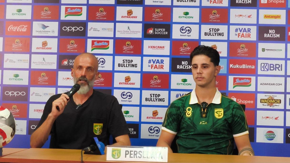 Pelatih-Persebaya-Eduardo-Perez-kiri-dan-kapten-Persebaya-Bruno-Moreira-saat-jumpa-pers.jpg