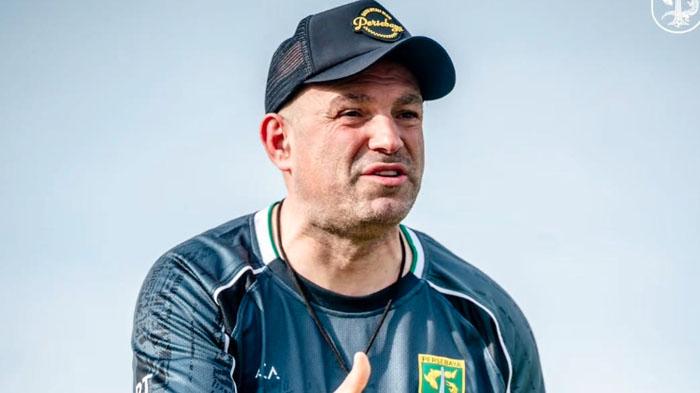 Pelatih-Persebaya-Surabaya-Bernardo-Tavares-saat-latihan-perdananya-2026.jpg
