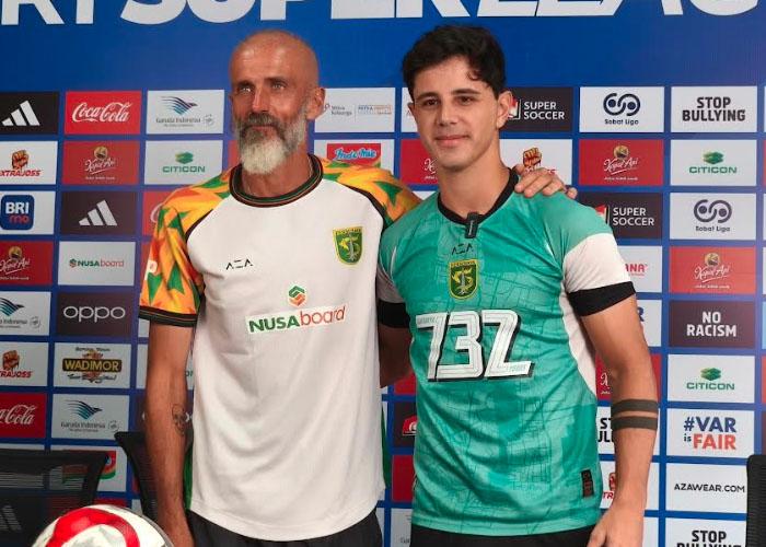 Pelatih-Persebaya-Surabaya-Eduardo-Perez-dan-kapten-tim-Persebaya-Bruno-Moreira-saat-jumpa-pers-2025.jpg