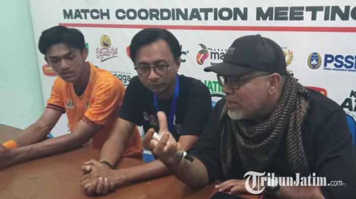 Pelatih-Persibo-Bojonegoro-Iwan-Setiawan-saat-konferensi-pers-jelang-hadapi-Persatu-Tuban.jpg
