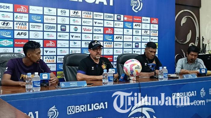 Pelatih-Persik-Kediri-Marcelo-Rospide-saat-menghadiri-press-conference.jpg