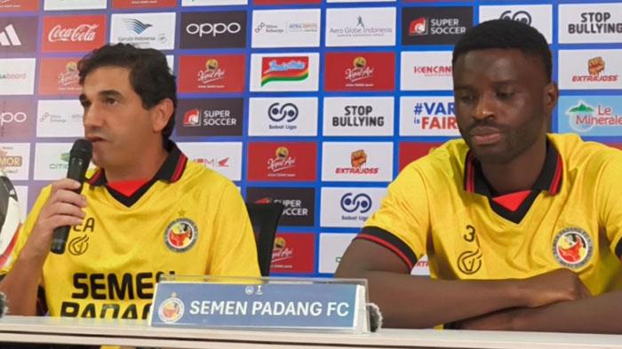 Pelatih-Semen-Padang-Eduardo-Almeida-kiri-bersiap-hadapi-Persebaya.jpg
