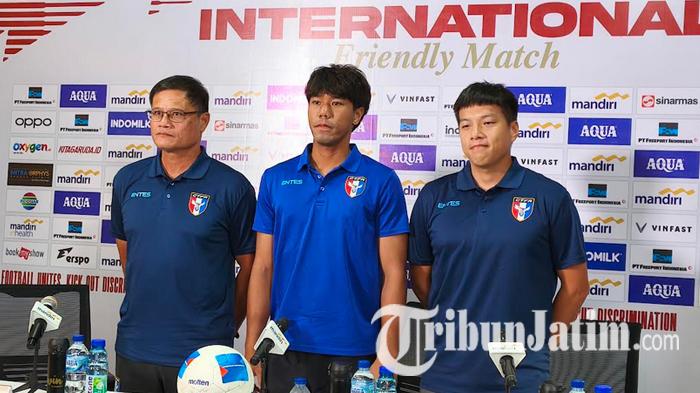 Pelatih-Timnas-Chinese-Taipei-Huang-Che-Ming-dan-perwakilan-pemain-Huang-Chiu-Lin.jpg