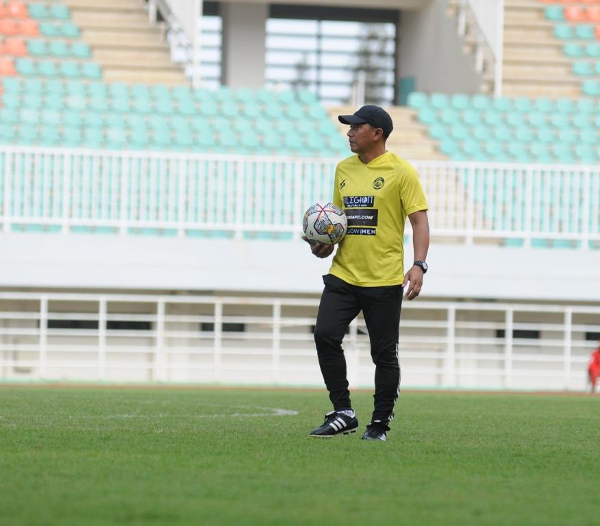 Pelatih-anyar-Arema-FC-I-Putu-Gede-saat-memimpin-Arema-FC-latihan-di-Stadion-Pakansari.jpg