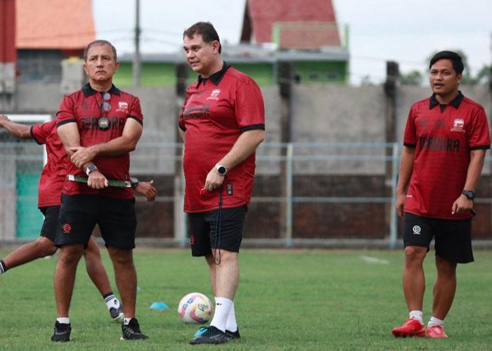 Pelatih-baru-Madura-United-Carlos-Parreira-memimpin-latihan-laskar-sapeh-kerrab.jpg