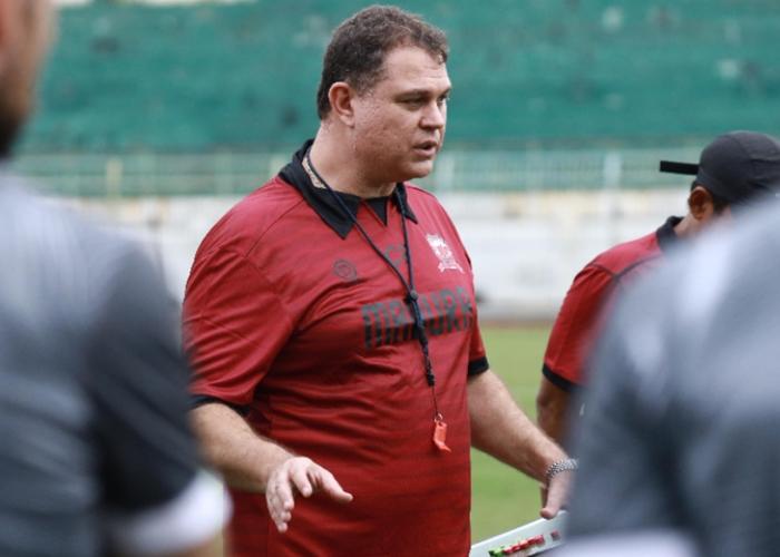 Pelatih-baru-Madura-United-Carlos-Parreira-memimpin-latihan-tim-2025.jpg