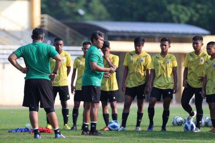 Pelatih-timnas-Indonesia-U-16-Bima-Sakti-memberikan-arahan-kepada-skuadnya.jpg