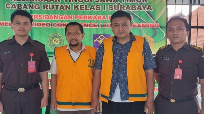 Pelimpahan-tersangka-tipikor-mantan-bendahara-Desa-Bodag-Suyoto-kananbaju-biru.jpg