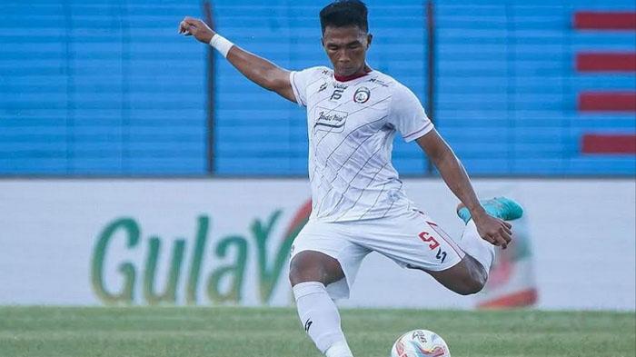 Pemain-Arema-FC-Bagas-Adi-menendang-bola-pada-tahun-2024.jpg