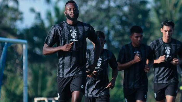 Pemain-Arema-FC-Charles-Lokolingoy-bersama-pemain-Arema-FC-lainnya-saat-menjalani-latihan-di-Bali.jpg