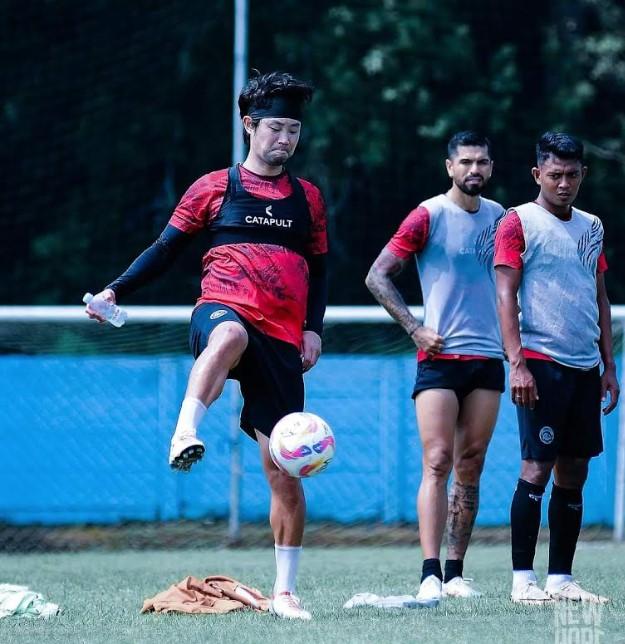 Pemain-Arema-FC-Choi-Bo-Kyung-saat-mengontrol-bola-dengan-kaki-kanannya-sesuai-menerima-umpan.jpg