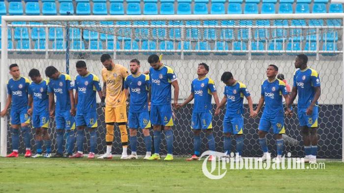 Pemain-Arema-FC-berdoa-di-depan-gawang-sebelum-bertanding-melawan-Persita-Tangerang.jpg