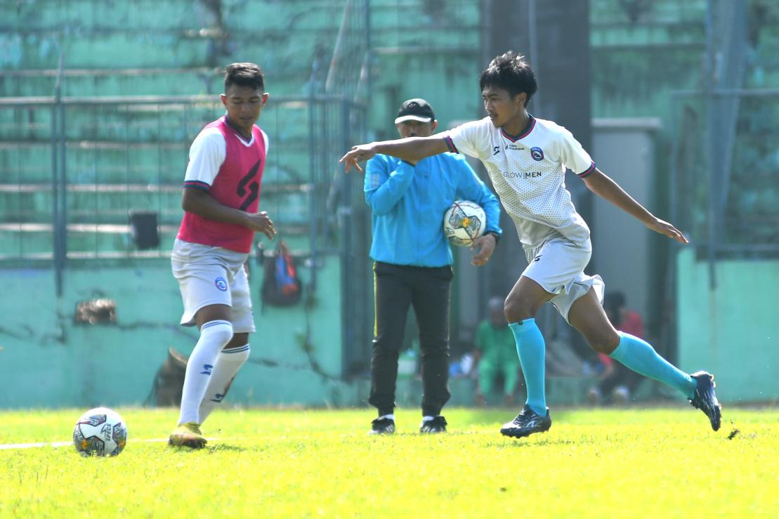 Pemain-Arema-FC-berlatih-di-Stadion-Gajayana-Malang-didampingi-I-Putu-Gede.jpg